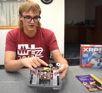 Robotics to share knowledge from college programs